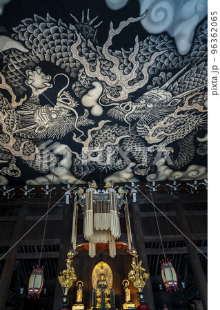 【京都府】建仁寺の法堂に描かれたダイナミックな双龍図 96362065