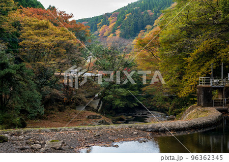 秋の頃菊池渓谷の紅葉が美しい渓谷美風景 96362345