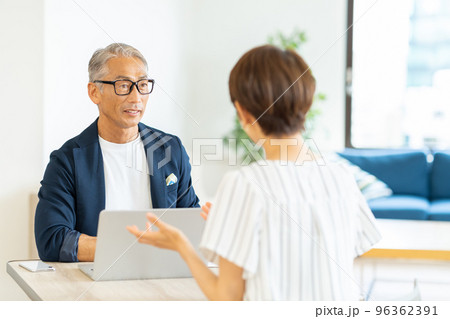 シニアのビジネスマンとミドルの女性 シニアのビジネスマンとミドルの女性 96362391