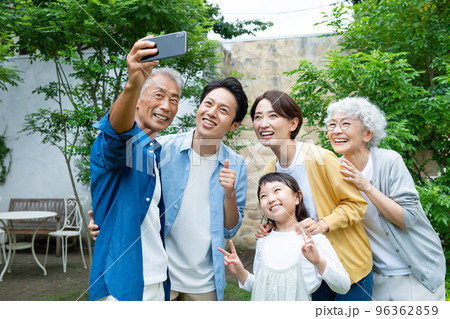 三世代家族 自撮り スマホ 三世代家族 自撮り スマホ 96362859