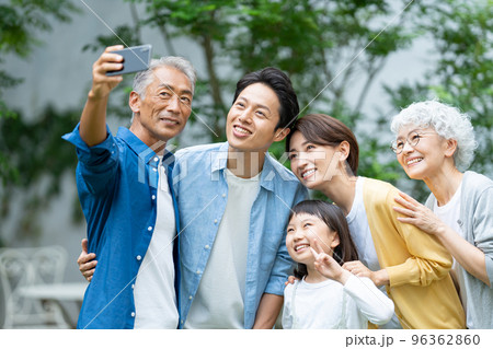 三世代家族　自撮り　スマホ 96362860