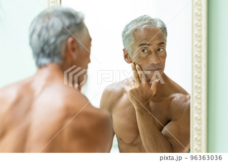 鏡を見るシニアの男性 96363036