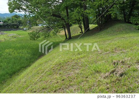 鉢形城跡、外曲輪の土塁【埼玉県寄居町】 96363237