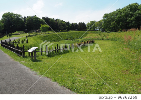 鉢形城跡、二の曲輪・三の曲輪間の巨大空堀【埼玉県寄居町】 96363269