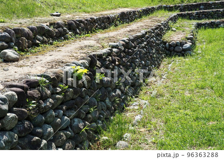 鉢形城跡、三の曲輪の復元石積土塁【埼玉県寄居町】 96363288