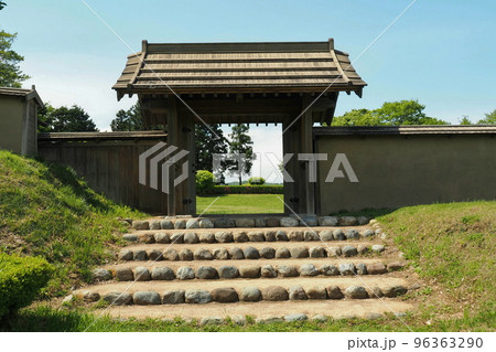 鉢形城跡、三の曲輪の復元四脚門【埼玉県寄居町】 96363290