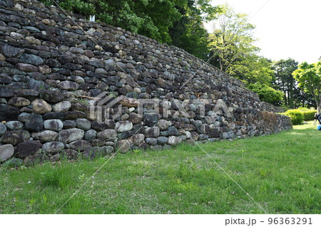 鉢形城跡、三の曲輪の復元石積土塁【埼玉県寄居町】 96363291