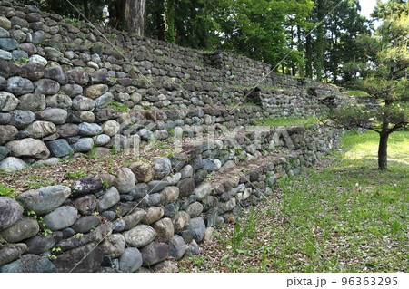 鉢形城跡、三の曲輪の復元石積土塁【埼玉県寄居町】 鉢形城跡、三の曲輪の復元石積土塁【埼玉県寄居町】 96363295