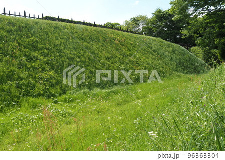 鉢形城跡、二の曲輪・三の曲輪間の巨大空堀【埼玉県寄居町】 96363304
