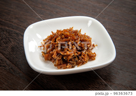 和食の小魚料理、ちりめん山椒 96363673