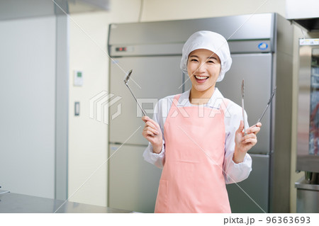 若い女性の調理師 96363693