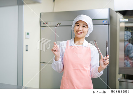 若い女性の調理師 96363695