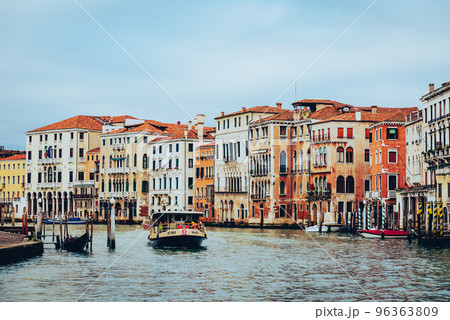 ベネチア　カナル・グランデと水上バス　※一部ソフトフォーカス 96363809