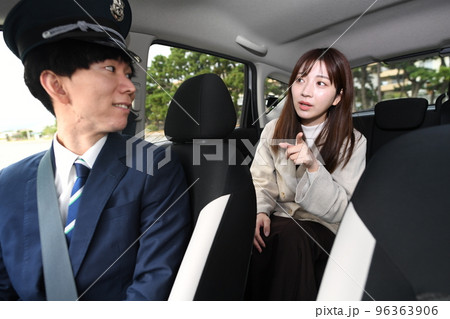 タクシー運転手と女性の乗客 96363906