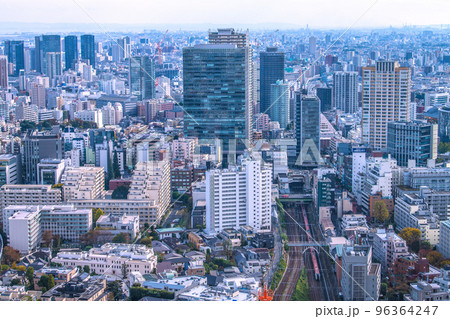 日本の東京都市景観 目黒駅やJR東急目黒ビル、目黒セントラルスクエア。手前はN`EX 96364247