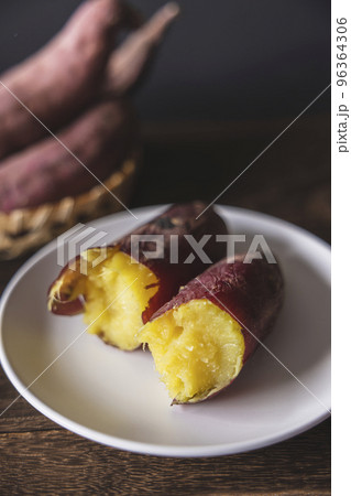 高級な焼き芋 高級な焼き芋 96364306