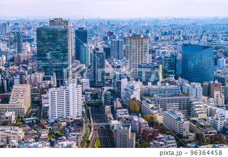 日本の東京都市景観 目黒駅やJR東急目黒ビル、目黒セントラルスクエア、山手線などを望む 96364458