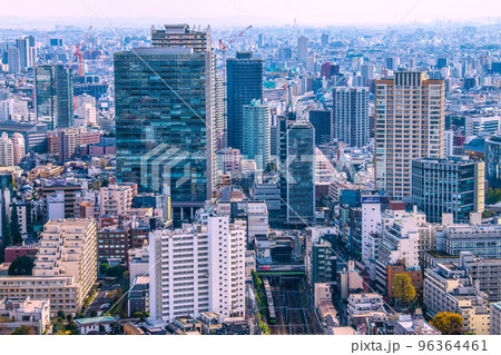 日本の東京都市景観 目黒駅やJR東急目黒ビル、目黒セントラルスクエア、山手線などを望む 日本の東京都市景観 目黒駅やJR東急目黒ビル、目黒セントラルスクエア、山手線などを望む 96364461
