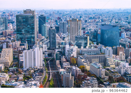 日本の東京都市景観 目黒駅やJR東急目黒ビル、目黒セントラルスクエア、山手線などを望む 日本の東京都市景観 目黒駅やJR東急目黒ビル、目黒セントラルスクエア、山手線などを望む 96364462