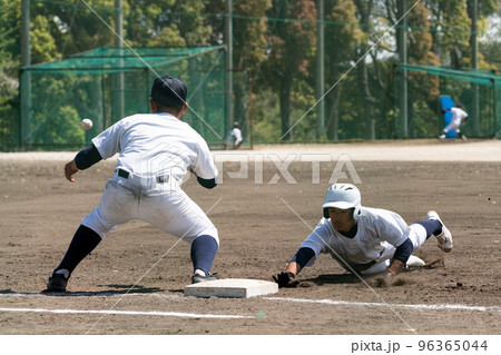 牽制されて帰塁するランナー(高校野球) 牽制されて帰塁するランナー(高校野球) 96365044