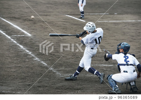 ヒットを放つ左打者（高校野球）	 96365089