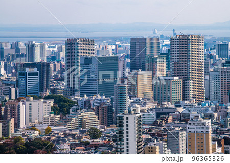 日本の東京都市景観 五反田方面を望む…。奥に羽田空港や海ほたるが見える 日本の東京都市景観 五反田方面を望む…。奥に羽田空港や海ほたるが見える 96365326