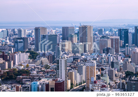 日本の東京都市景観 五反田や大崎、白金台…。奥に羽田空港や海ほたるが見える 日本の東京都市景観 五反田や大崎、白金台…。奥に羽田空港や海ほたるが見える 96365327