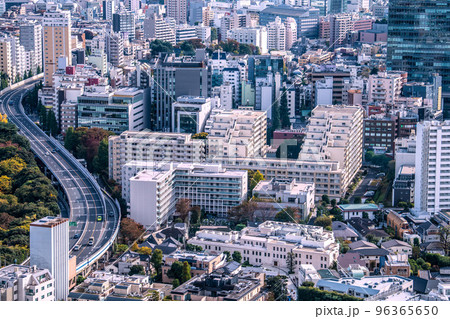 日本の東京都市景観 目黒駅から東に2分の大規模マンション「シティコート目黒」などを望む 日本の東京都市景観 目黒駅から東に2分の大規模マンション「シティコート目黒」などを望む 96365650