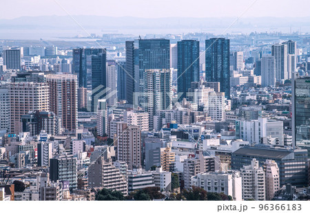日本の東京都市景観　大崎方面を望む。奥に羽田空港が見える 96366183