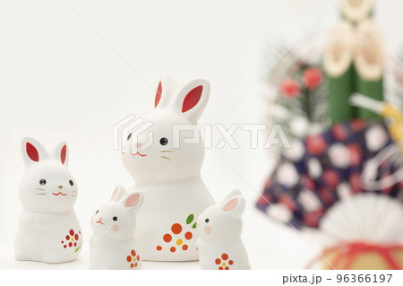 うさぎ土鈴と門松 96366197