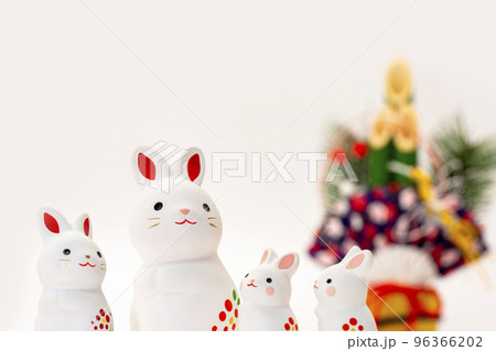 うさぎ土鈴と門松 96366202