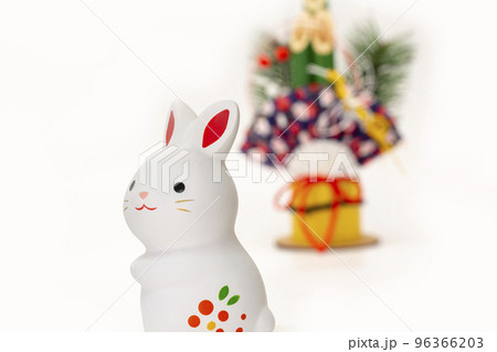 うさぎ土鈴と門松 96366203