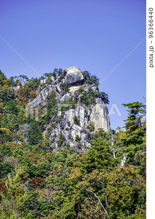 山梨県　昇仙峡　覚円峰　紅葉の風景　日本遺産 96366440