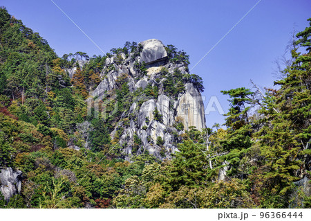 山梨県 昇仙峡 覚円峰 紅葉の風景 日本遺産 山梨県 昇仙峡 覚円峰 紅葉の風景 日本遺産 96366444