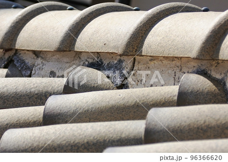 傷んだ屋根の漆喰 96366620