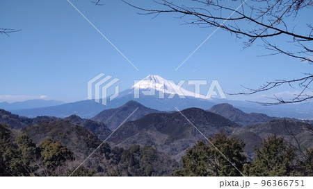 真冬の富士山を遠くから眺める~青と白のコントラスト~ 真冬の富士山を遠くから眺める~青と白のコントラスト~ 96366751