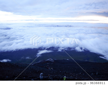 富士山頂上から御来光 96366911