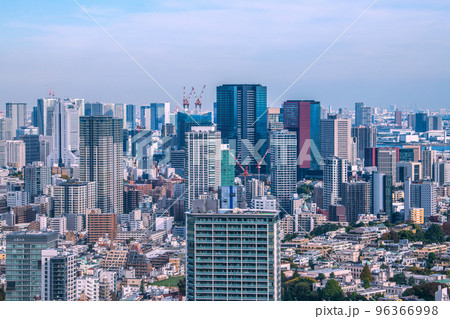 日本の東京都市景観 三田方面の超高層ビル群を望む(右奥に豊洲市場) 日本の東京都市景観 三田方面の超高層ビル群を望む(右奥に豊洲市場) 96366998
