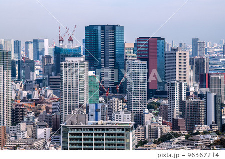 日本の東京都市景観 三田方面の超高層ビル群を望む(右奥に豊洲市場) 日本の東京都市景観 三田方面の超高層ビル群を望む(右奥に豊洲市場) 96367214