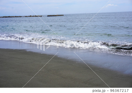 平塚海岸　波とビーチと青空 96367217