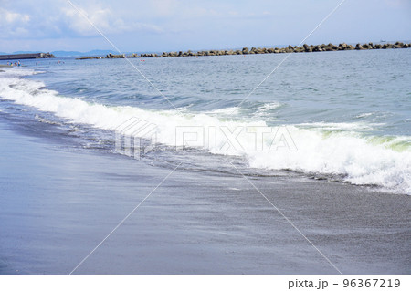 平塚海岸 波とビーチと青空 平塚海岸 波とビーチと青空 96367219