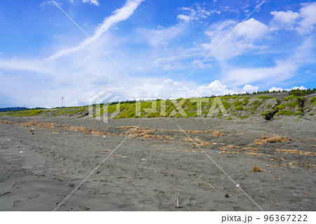 平塚海岸 波とビーチと青空 平塚海岸 波とビーチと青空 96367222