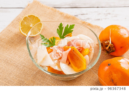 柿と大根と生ハムのサラダ 96367348