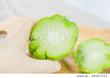 ハヤトウリの灰汁取り　塩を付けてもむ 96367355