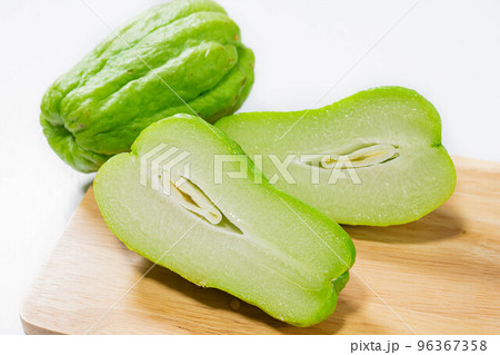 カットしたハヤトウリの断面と種 96367358