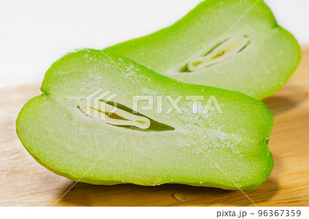 ハヤトウリの灰汁取り　塩を付けてもむ 96367359