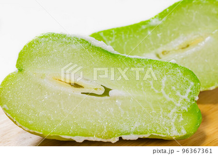 ハヤトウリを塩でもんで出てくる灰汁 96367361