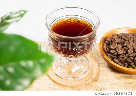 グラスにホットコーヒー　パナマ 96367371