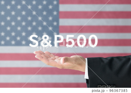 S&P500の文字と投資家・証券マンの手 96367385