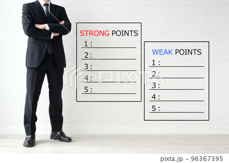 自己分析を行うビジネスマン 96367395